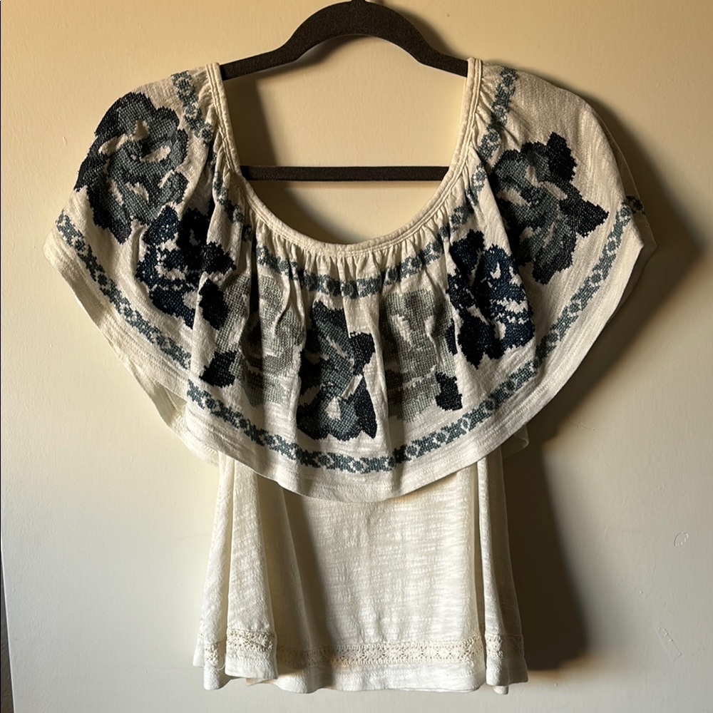 ✨Donating soon✨Embroidered Cream and Blue Women's Top
